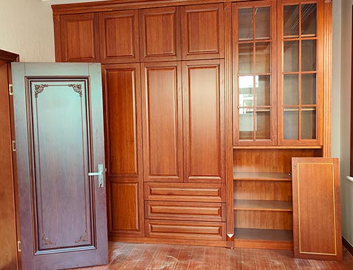 榆林中式家庭装修里定制的实木衣柜效果图
